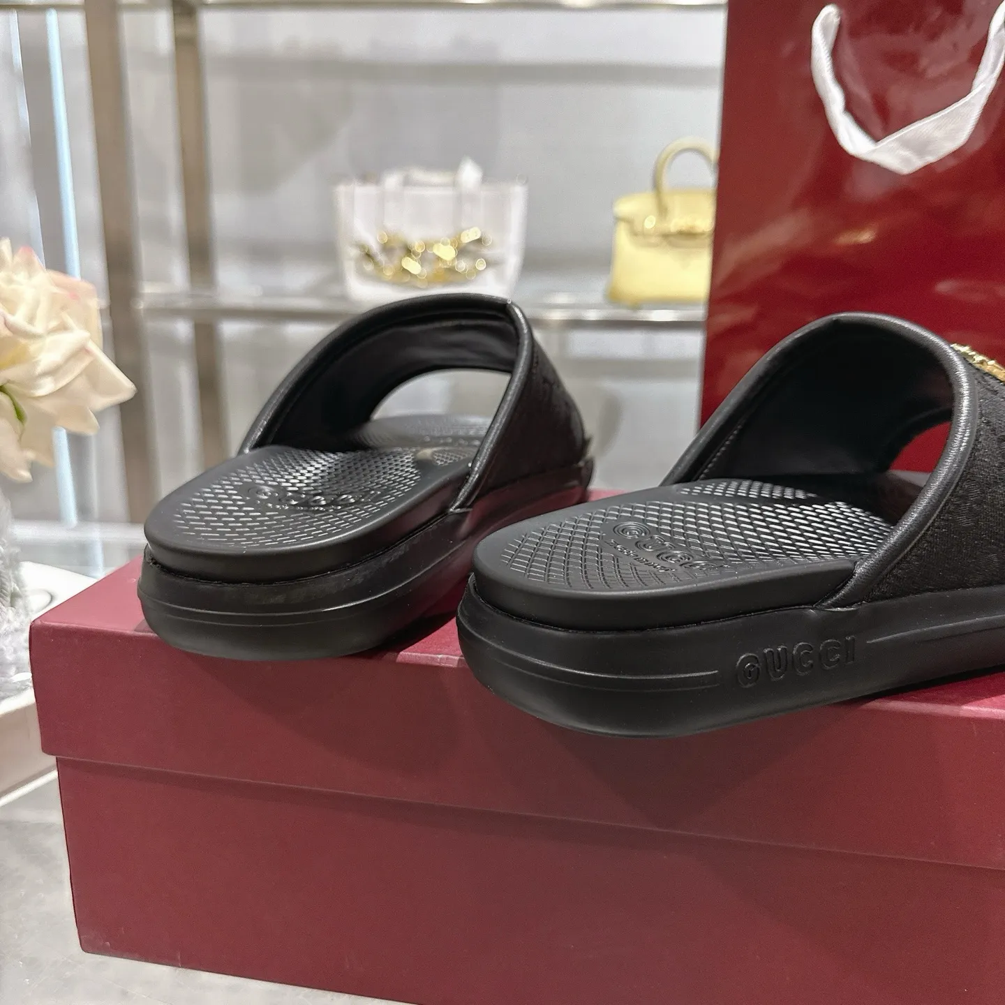 👑 Men's Shoes 420💰 New Summer Men's Slip-On Slides This piece is inspired by the summer spirit and beach clubs of the Italian coast and is part of Gucci Lido. The Pre-Fall collection reinterprets the brand's signature elements and sophisticated patterns in a contemporary way. Made from black rubber, these flat sandals feature a slip-on design that reinterprets the brand's distinctive green and red web design.  GG Classic Upper Men's Molded Rubber Footbed GG Gold Hardware Logo Flat Made in Italy Size: Men's 40 to 47,